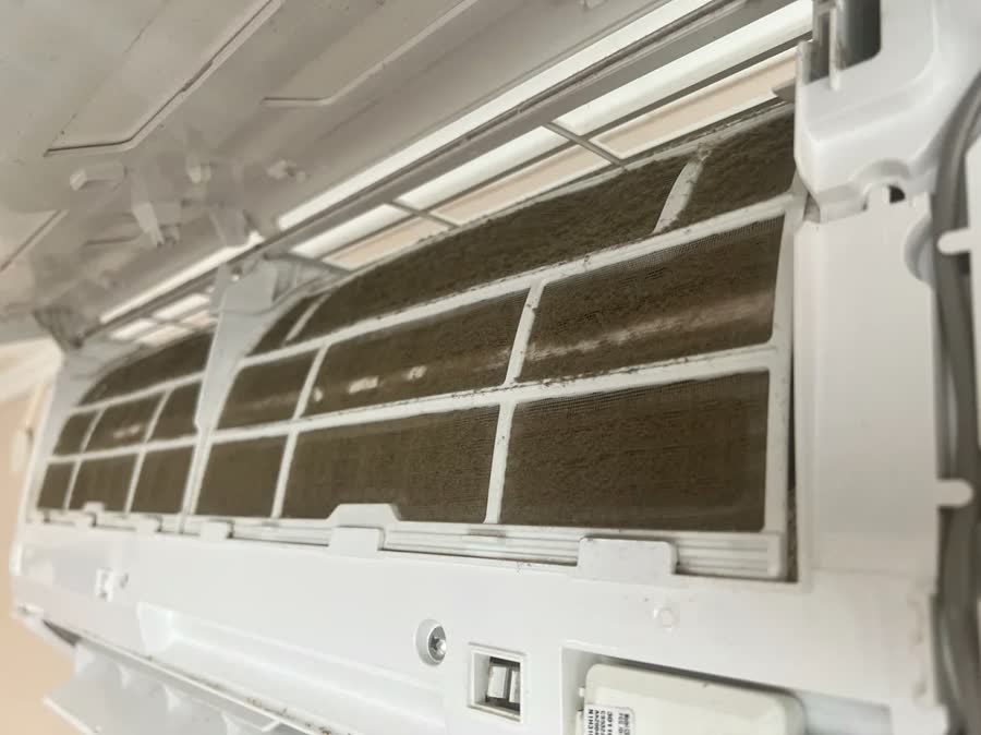 Beltéri egység ventilátora tisztítás előtt, lerakódással
